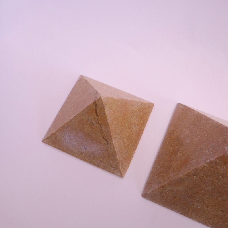 Les Trois Pyramides